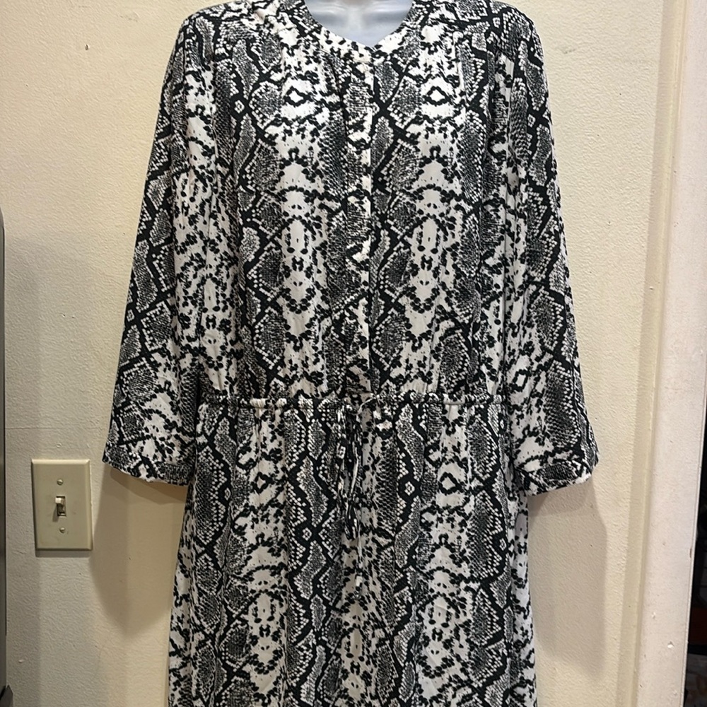 DR2 Black and White Long Sleeve Dress
